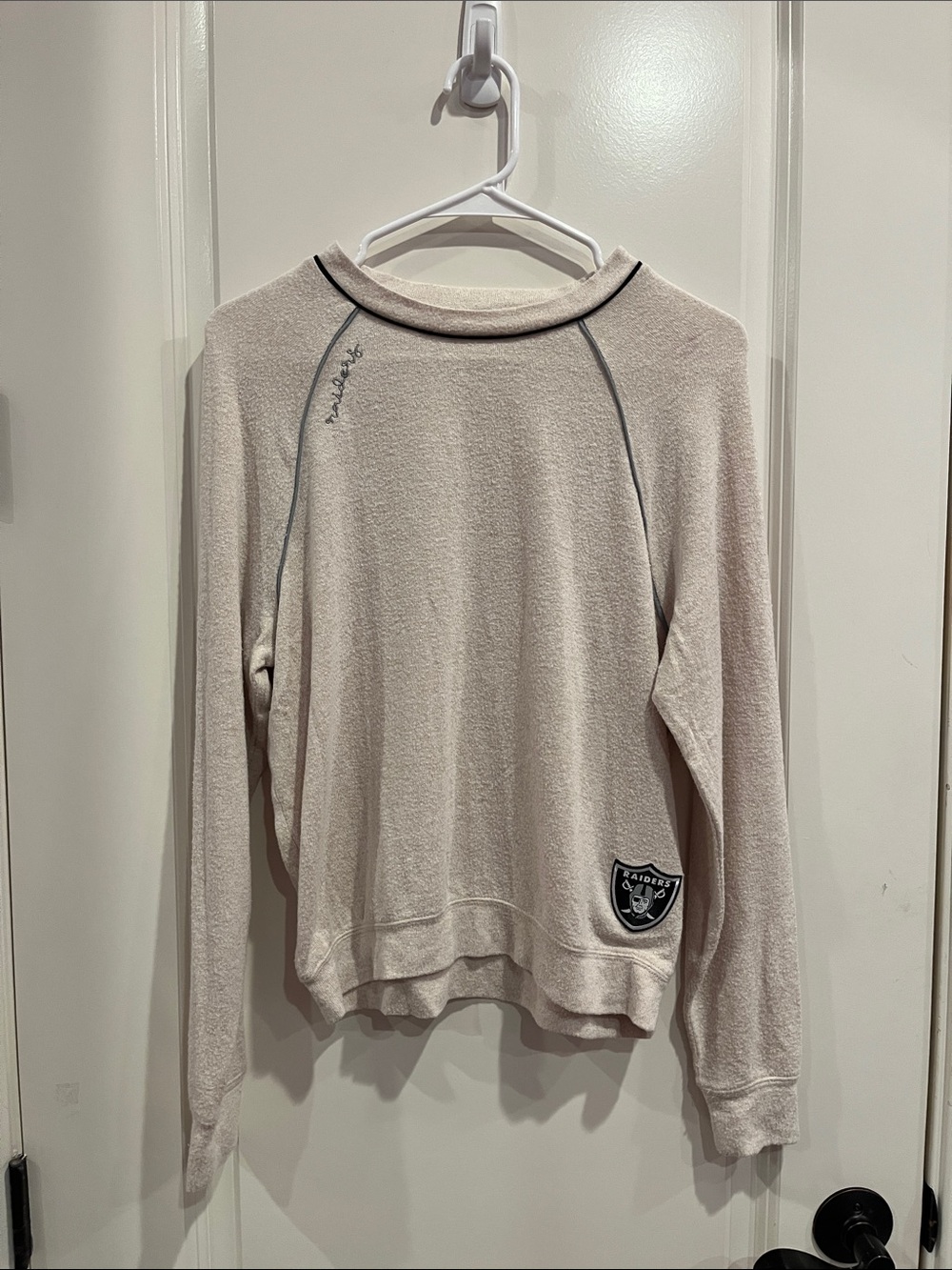 Raiders Lounge Cream Crewneck Long Sleeve Size XS by Erin Andrews